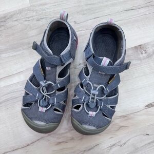 KEEN girls kids Gray and Pink Sandals good condition Sz 4